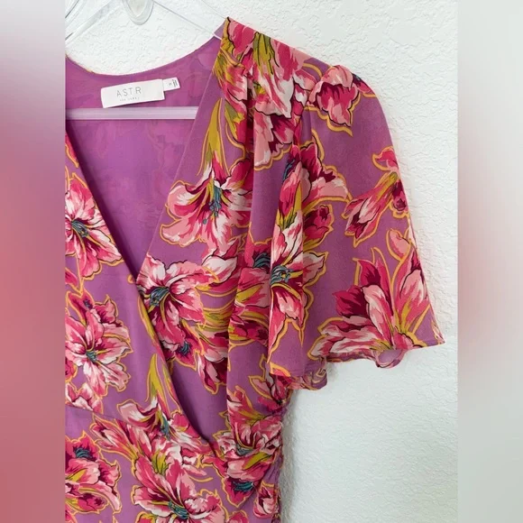 ASTR The Label Elizabeth Floral Wrap Mini Ruffle Sleeve Tropical Dress Sz Small - Picture 3 of 6